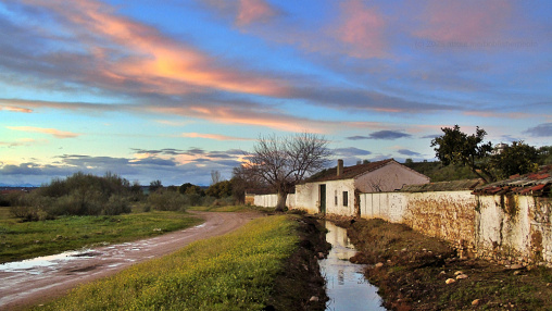 Canal del Gévalo hacia casa de labranza, en un atardecer en La Jara